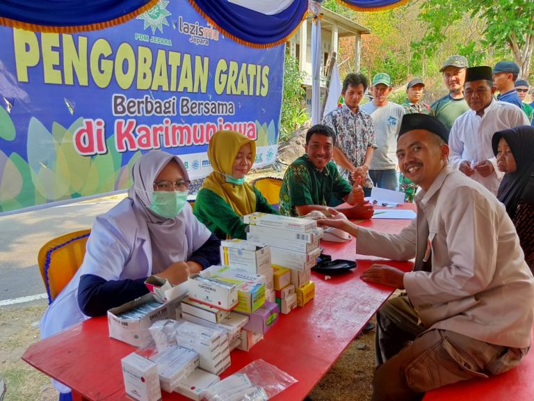 Pembagian 100 sembako, Khitan massal dan Pengobatan gratis untuk warga karimunjawa di Desa Alang-alang